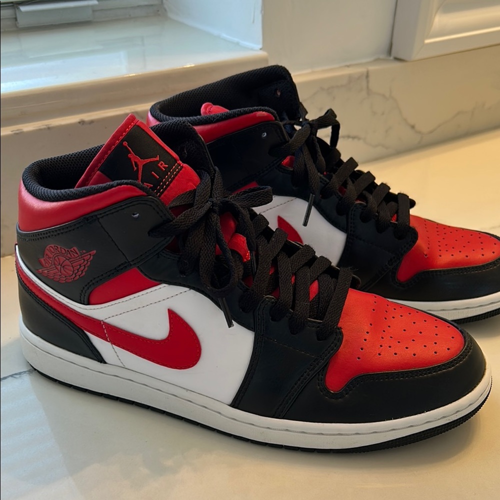 Air Jordan 1 Mid Shoes "Bred Toe" Black Fire Red White 554724-079 Mens Sz: 10.5